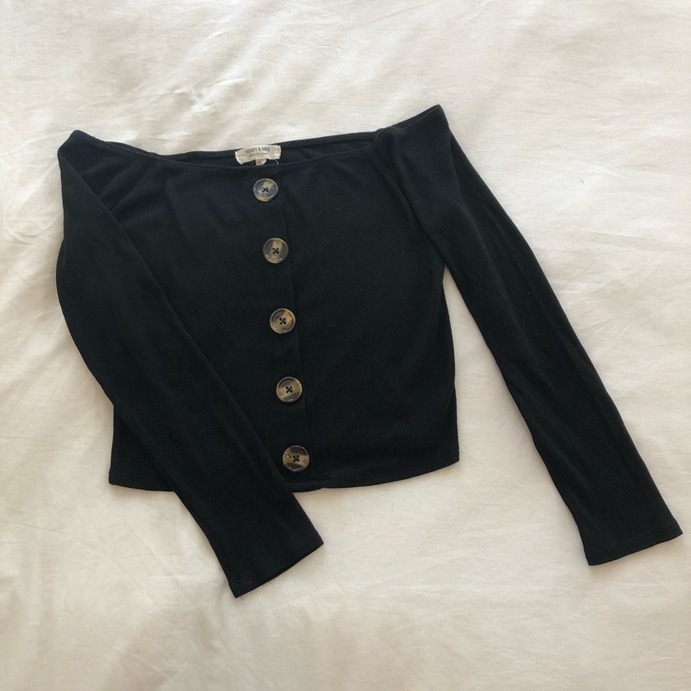 Off the shoulders long sleeves with buttons